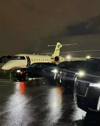 Jet privé et véhicules avec chauffeur sur le tarmac