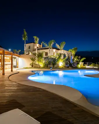 Villa avec piscine éclairée à la tombée du jour