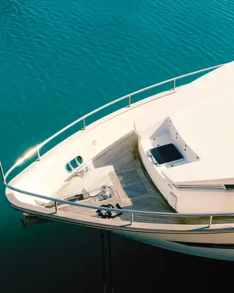 Proue d'un yacht sur la Méditerranée