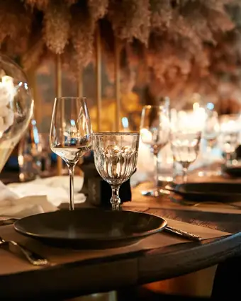 Table dressée pour une réception privée