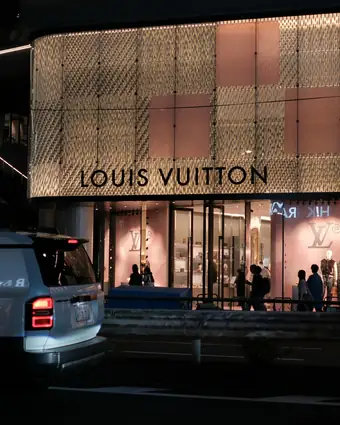 Vitrine d'une maison de luxe à Paris